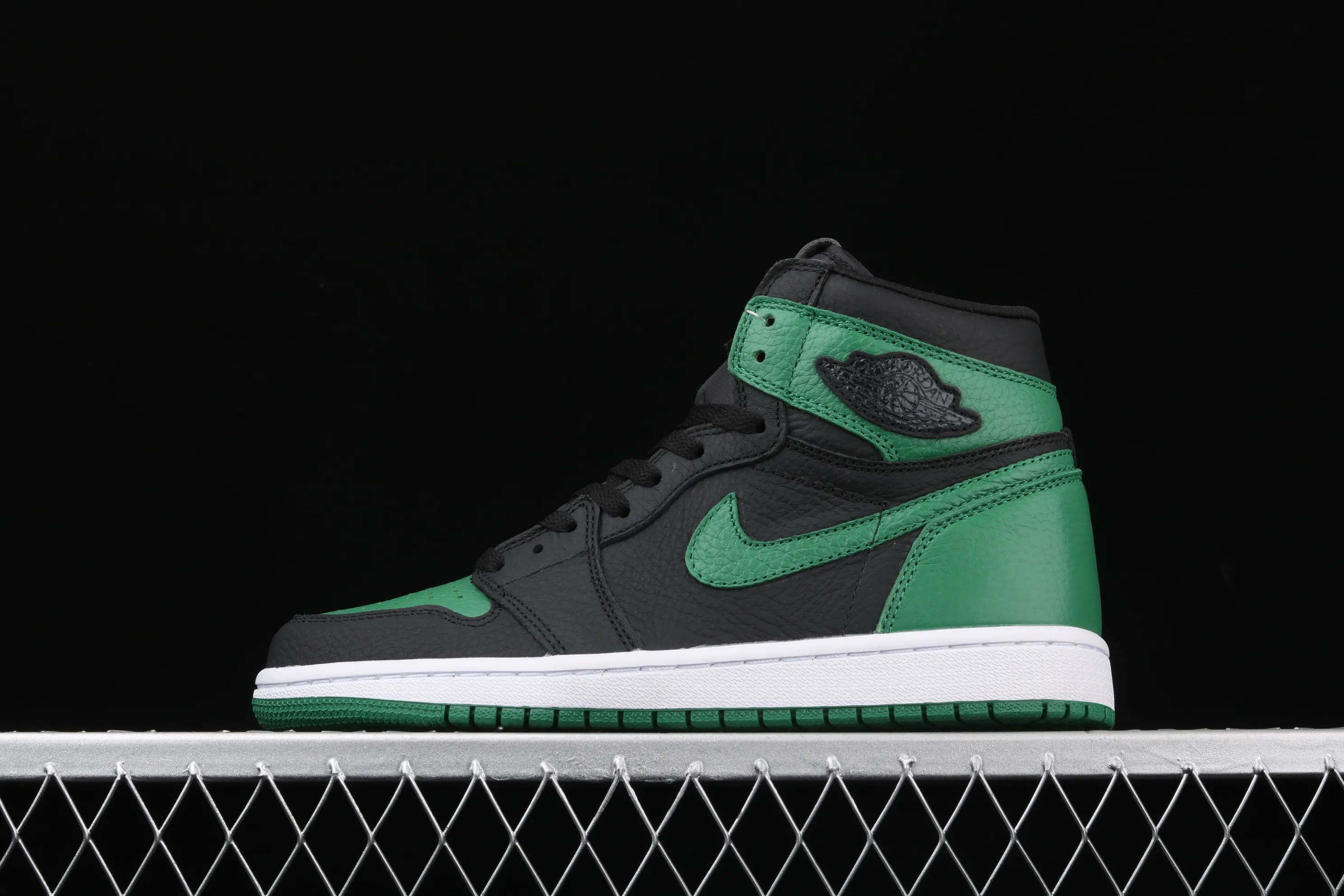All categories Air Jordan Jordan series basketball shoes Air Jordan 1 High Air Jordan 1 "Pine Green" AJ1 Joe 1 retro black and green 555088-030